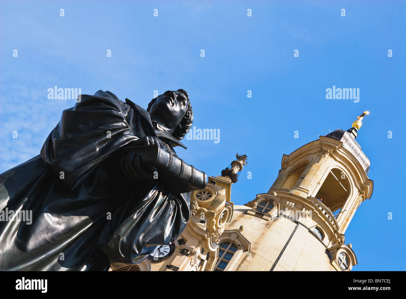 Statue von Martin Luther vor dem berühmten rekonstruierte Kirche Frauenkirche in Dresden. Kirche Notre-Dame Stockfoto
