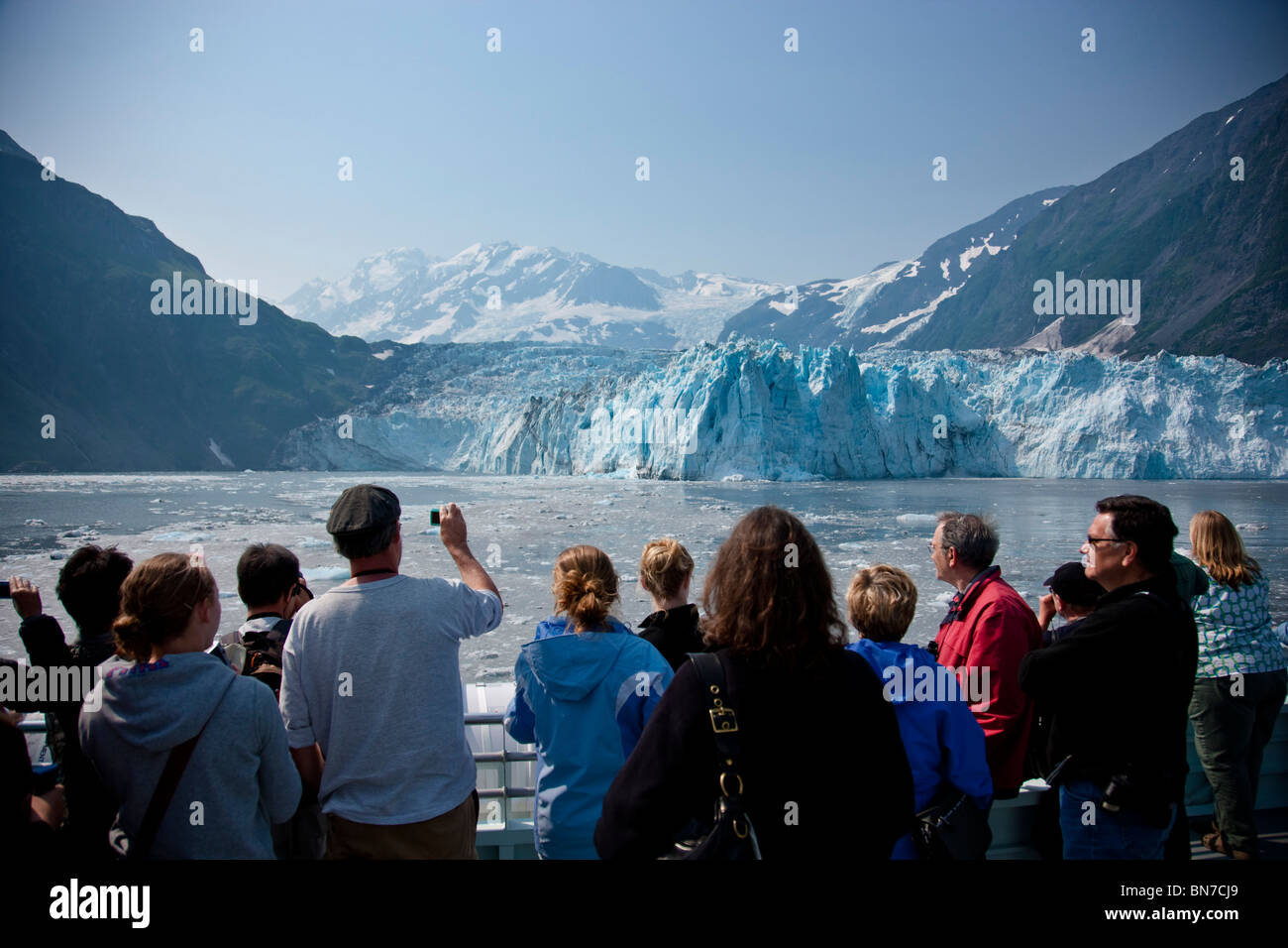 Menschen auf einer Sightseeeing Kreuzfahrt in Prinz Wiliam Sound betrachten Harriman Gletscher in den Hintergrund, Alaska, USA. Stockfoto