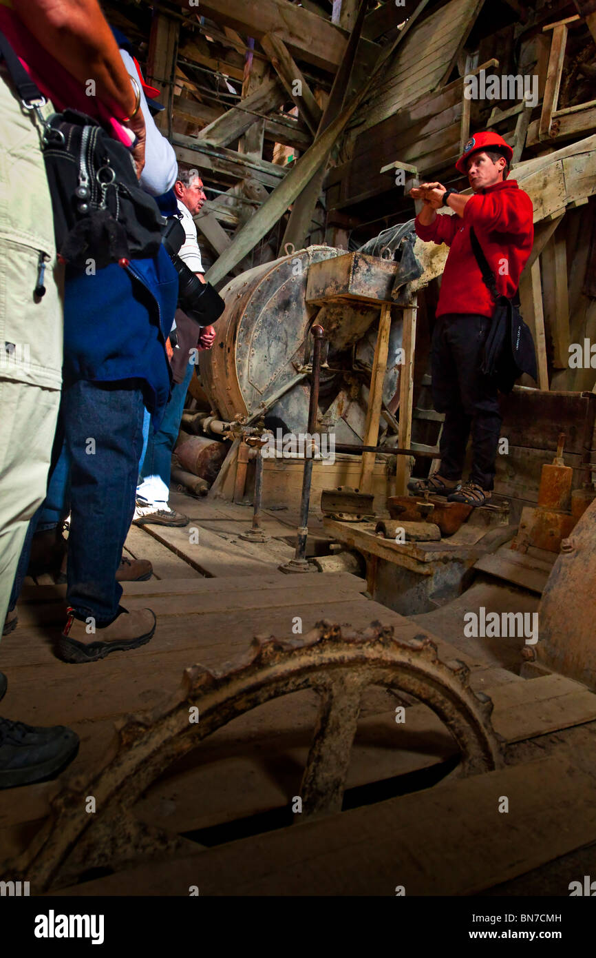 Tourguide zeigt den Besuchern den Betrieb des alten Kupfermühle in die Kennecott Mühlstadt Wrangell St. Elias Park, Alaska Stockfoto