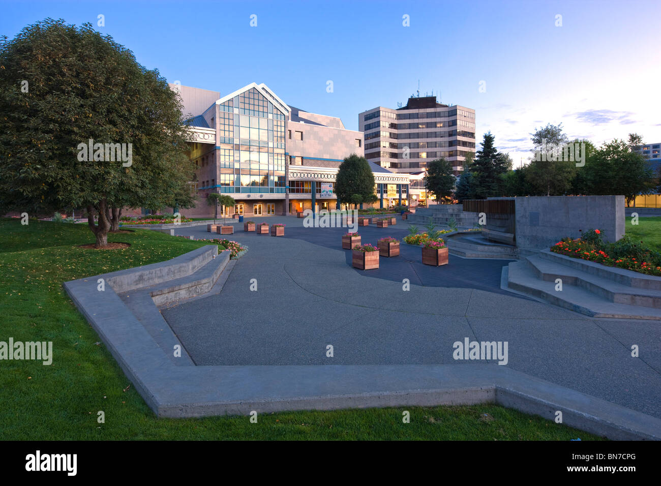 Blick auf das Performing Arts Center und Marktplatz in der Innenstadt von Anchorage im frühen Morgen in den Sommermonaten, Alaska Stockfoto