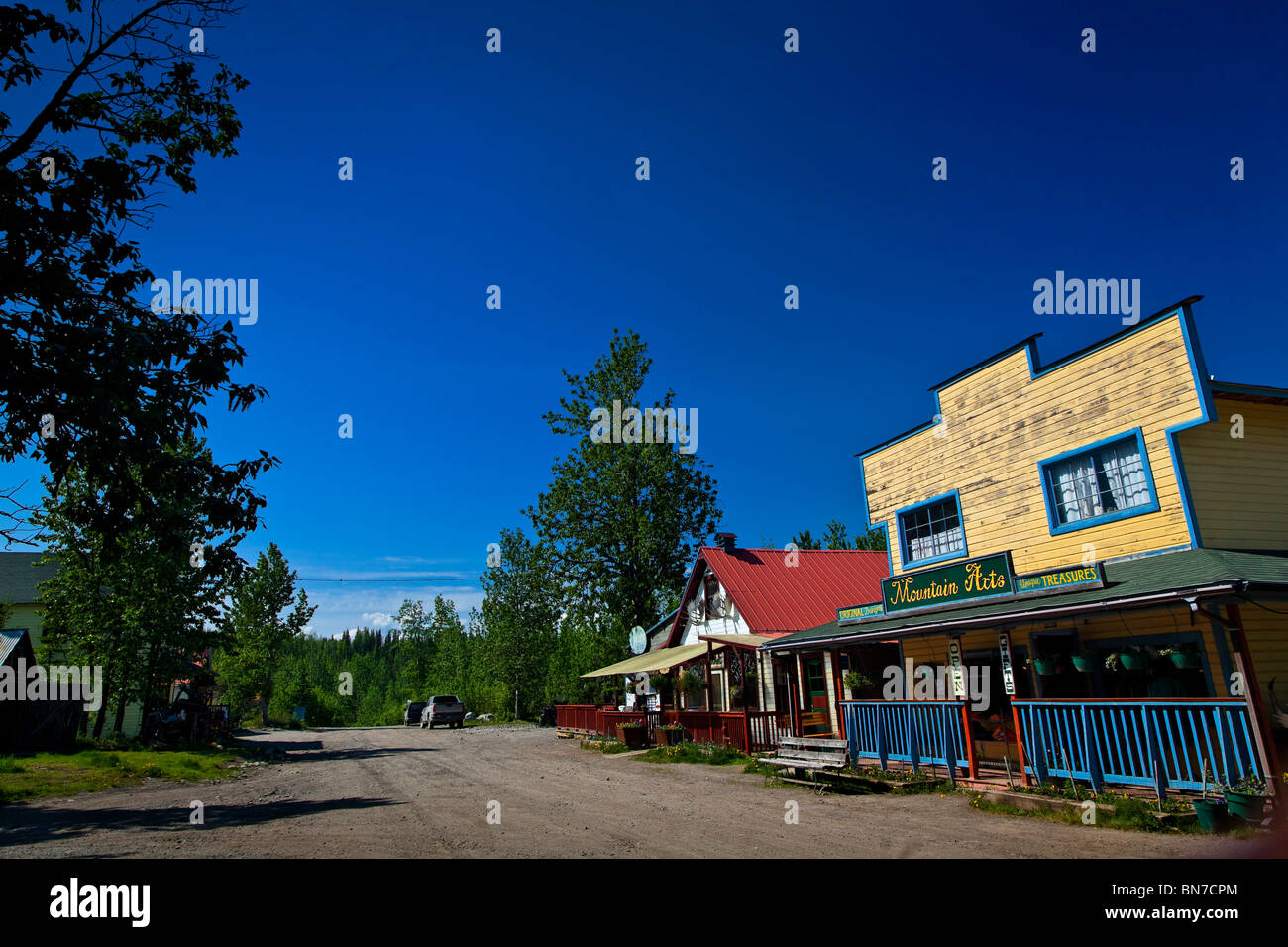 Main Street von der Grenze Stadt von McCarthy, Wrangell St. Elias Nationalpark & Preserve, Alaska, Sommer Stockfoto