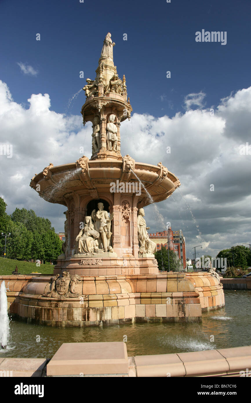 Stadt in Glasgow, Schottland. Arthur Pearce entwarf Doulton Brunnen und die ehemalige Teppichfabrik Templeton. Stockfoto