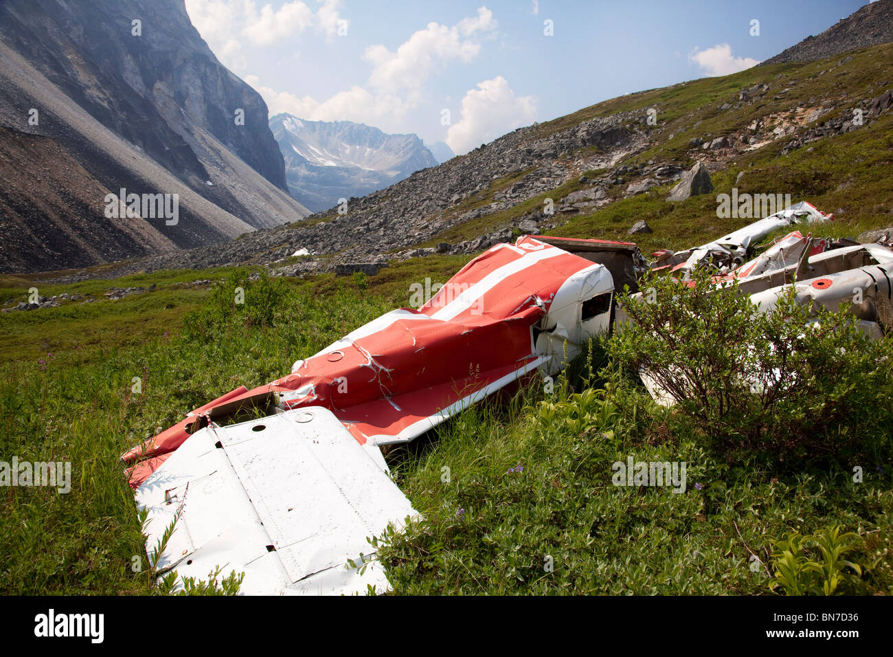 Flugzeugabsturz und Trümmer am Merrill Pass im Sommer in Alaska Stockfoto
