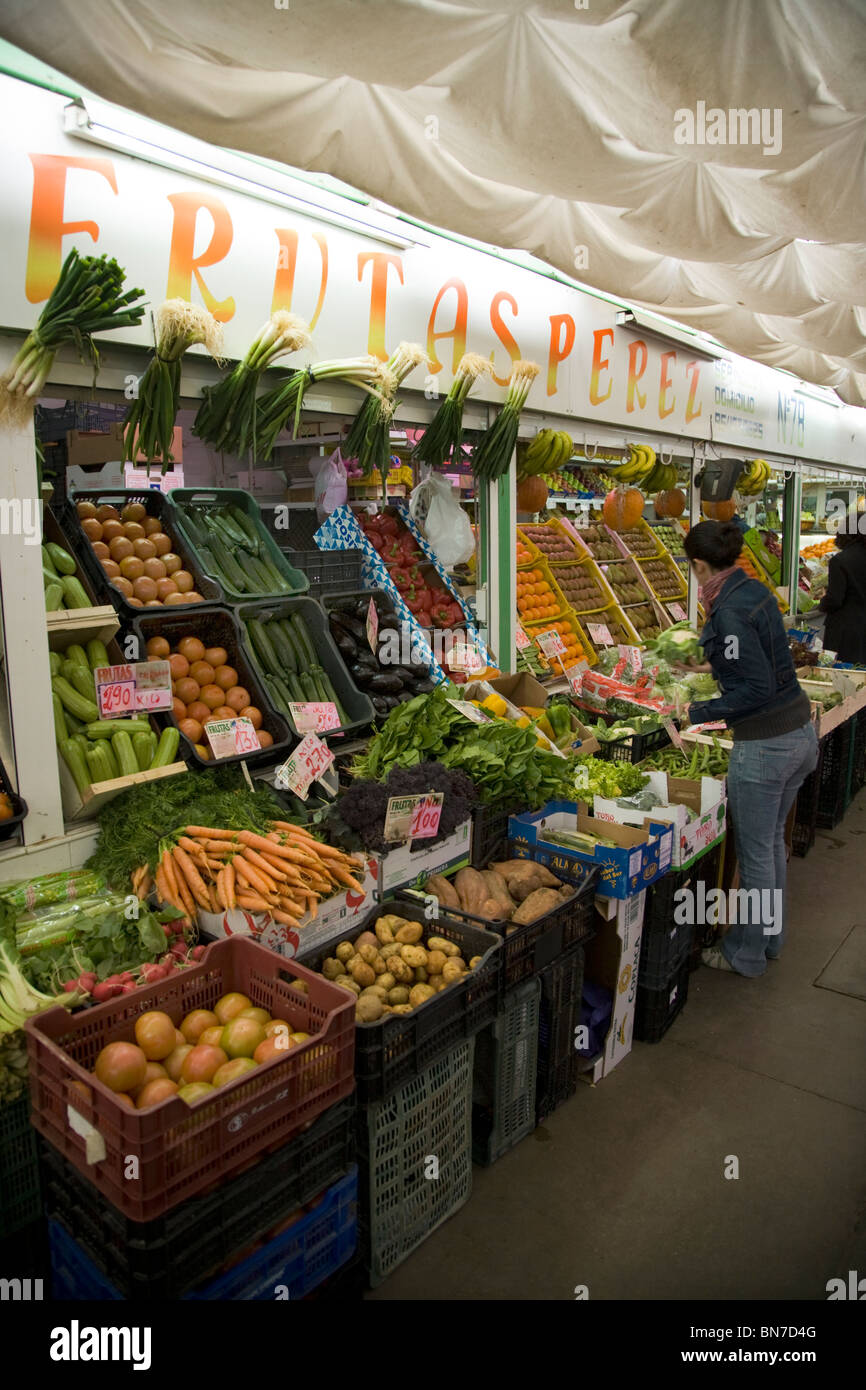 Festen Markthalle stall Verkäufer / shop mit guten / Top Qualität frisches Obst und Gemüse. Sevilla / Sevilla. Spanien. Stockfoto