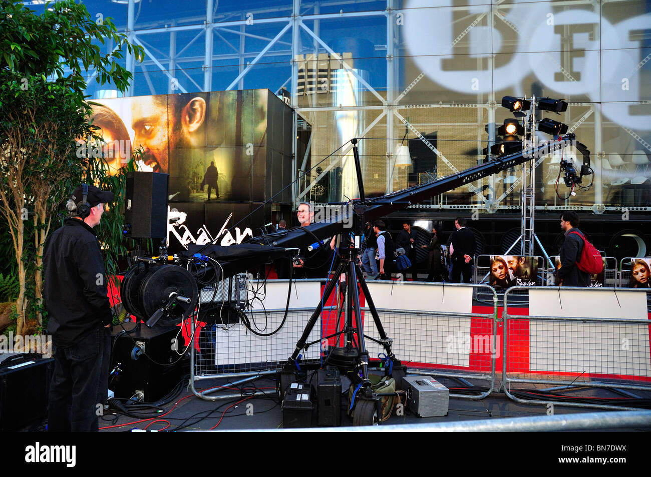 Film-Crew mit Ausrüstung für Premier von Raavan am British Film Institute, London Stockfoto