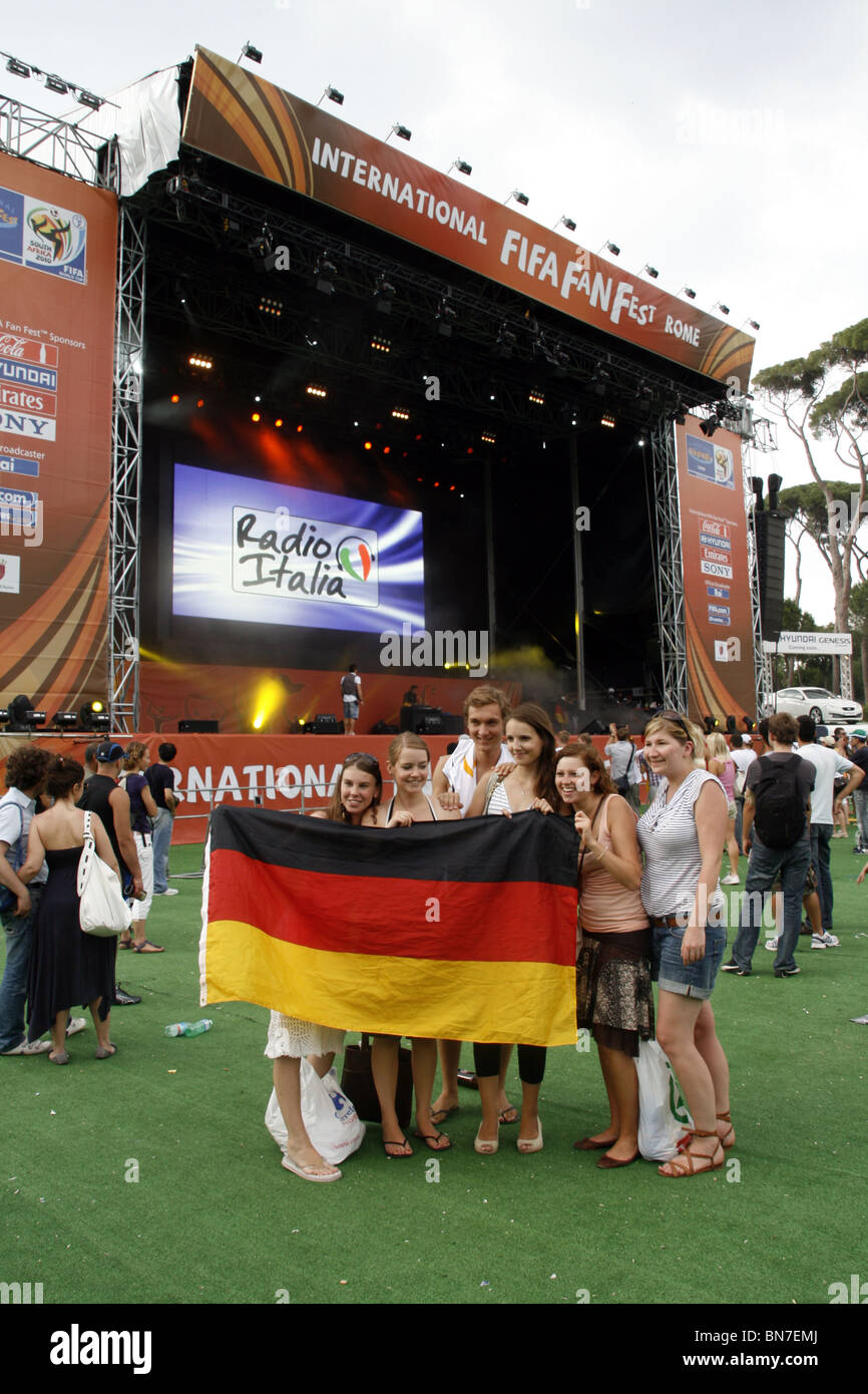 deutsche Fans feiern den Sieg über England im Welt Cup Fan Fest Village in Rom, Italien-27June 2010 Stockfoto