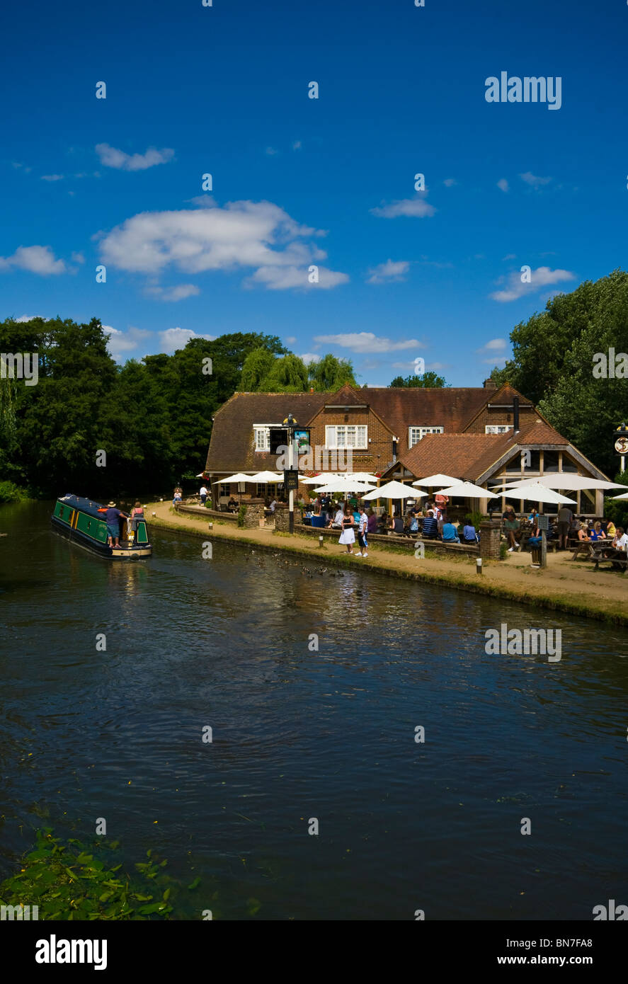 Eine Weitergabe der Fluss Wey Pyrford Surrey Englands Anchor Pub Narrowboat Stockfoto