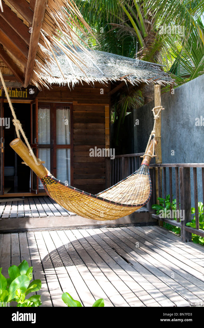 Bambus Hngematte auf einem Strand-Bungalow-deck Stockfotografie - Alamy