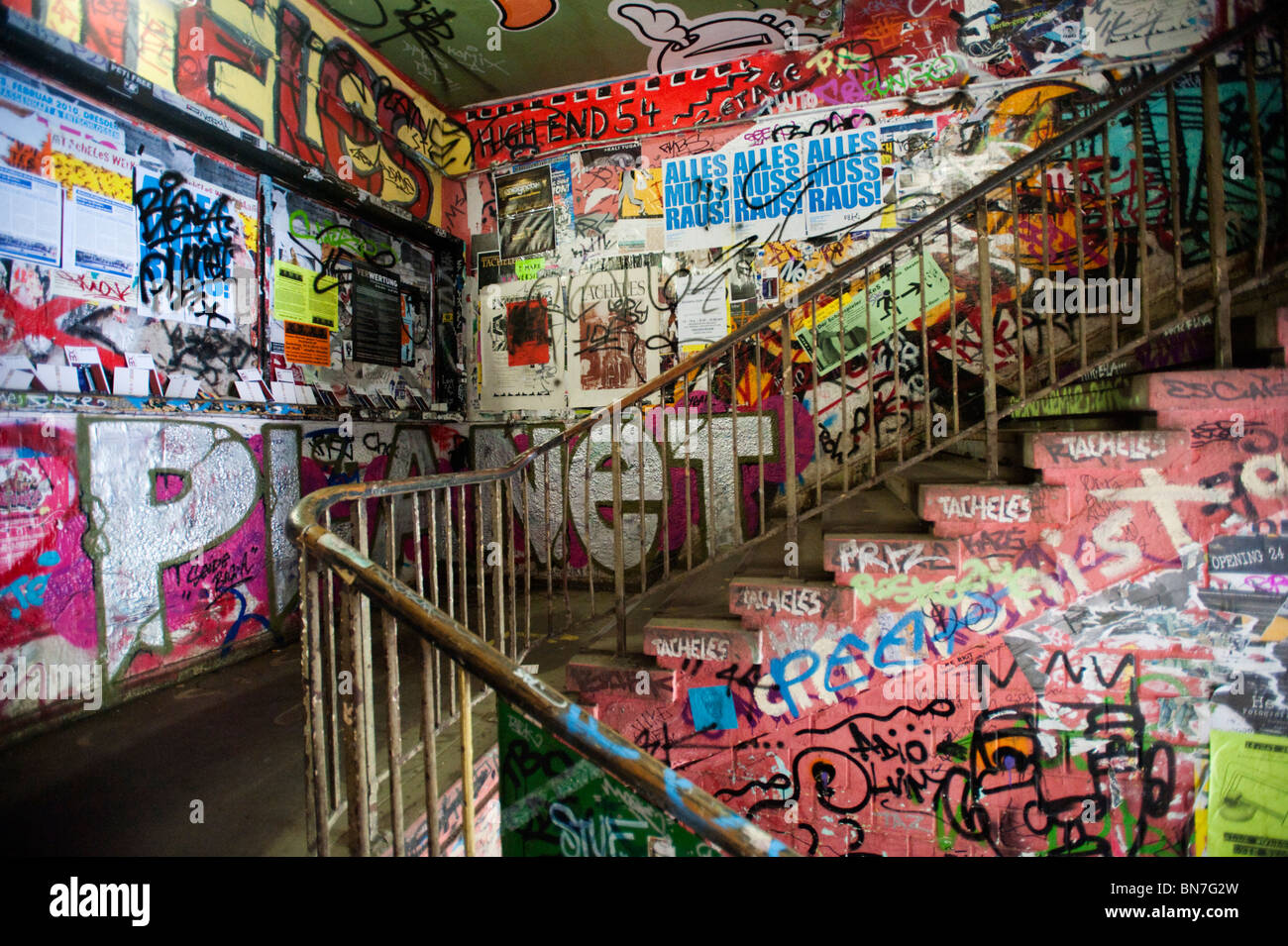 Stahl-Schild am Eingang zum Kunstraum Workshop Tacheles in der Oranienburger Straße in Berlin-Deutschland Stockfoto