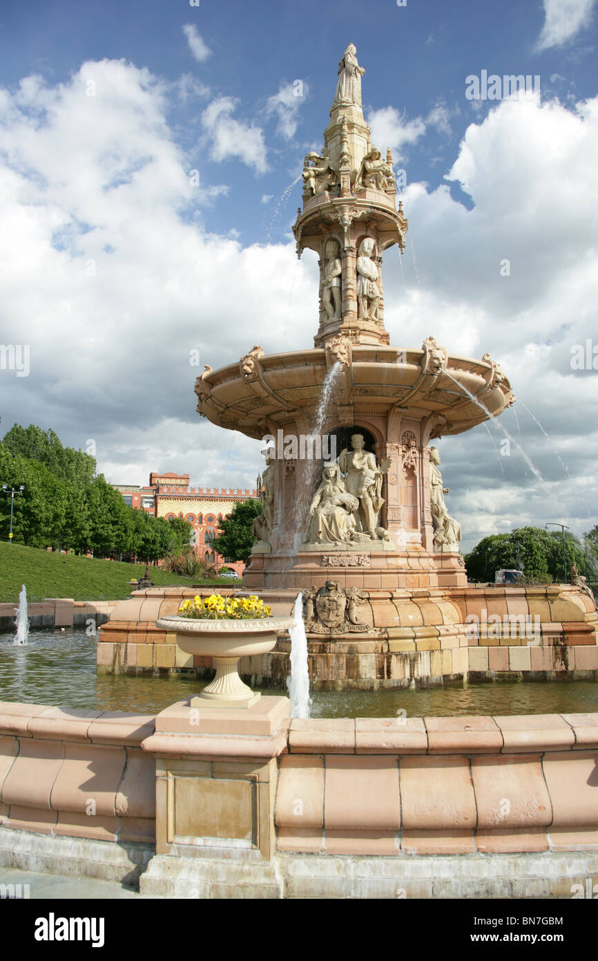 Stadt in Glasgow, Schottland. Arthur Pearce entwarf Doulton Brunnen und die ehemalige Teppichfabrik Templeton. Stockfoto