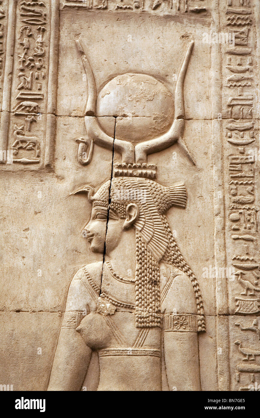 Bas Relief Alabasterschnitzerei der Göttin Isis am Tempel von Horus und Sobek, Kom Ombo, Oberägypten Afrika Stockfoto