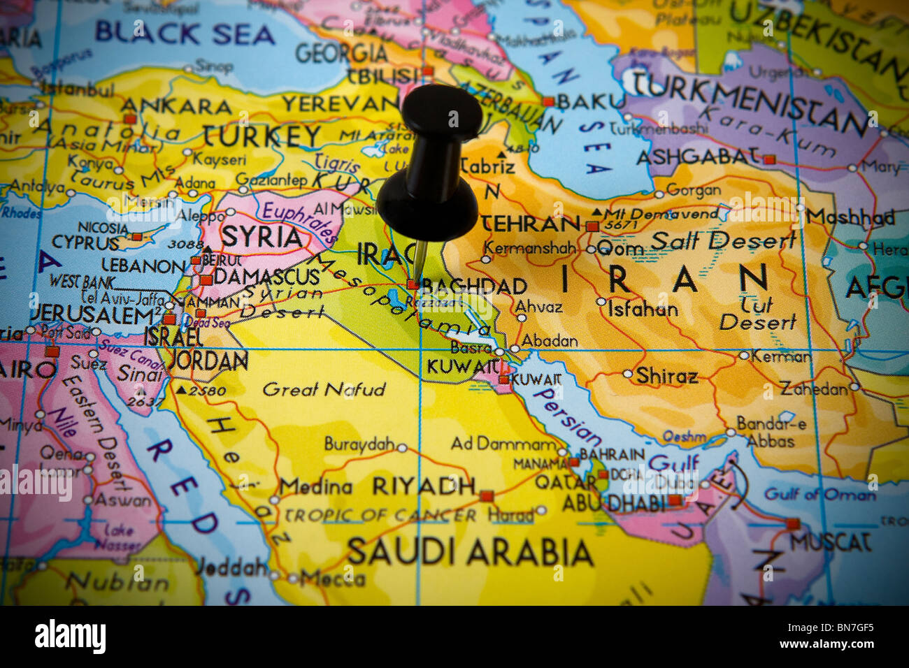 Kleiner Stift weisendem Karte des Nahen Ostens auf Bagdad (Irak) Stockfoto