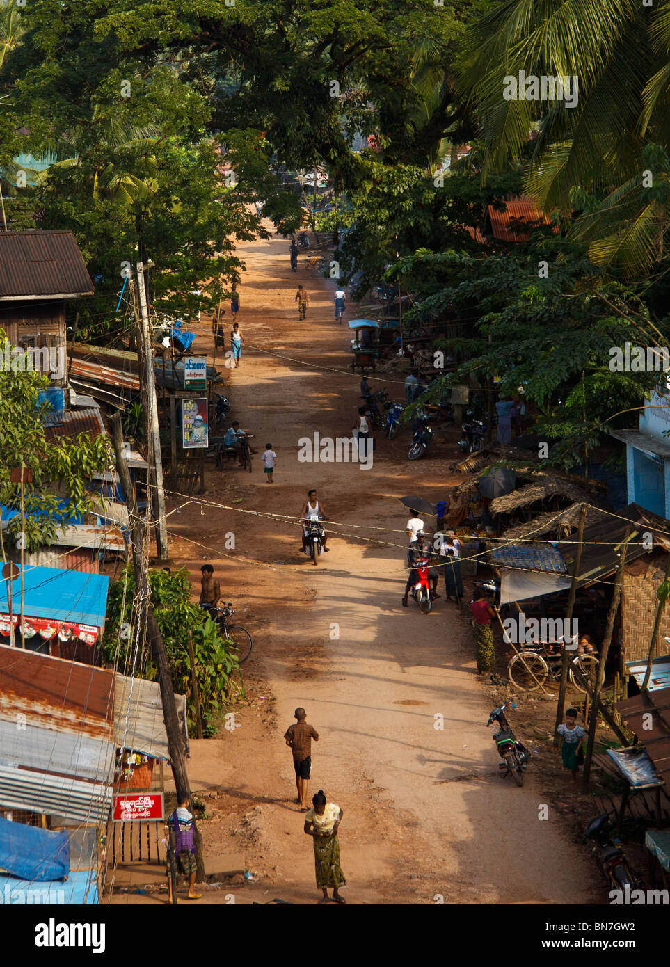 grünen tropischen Straßen mit Kolonialarchitektur in Mawlamyaing oder Mawlamyine, Mon-Staat, südlichen Burma Stockfoto