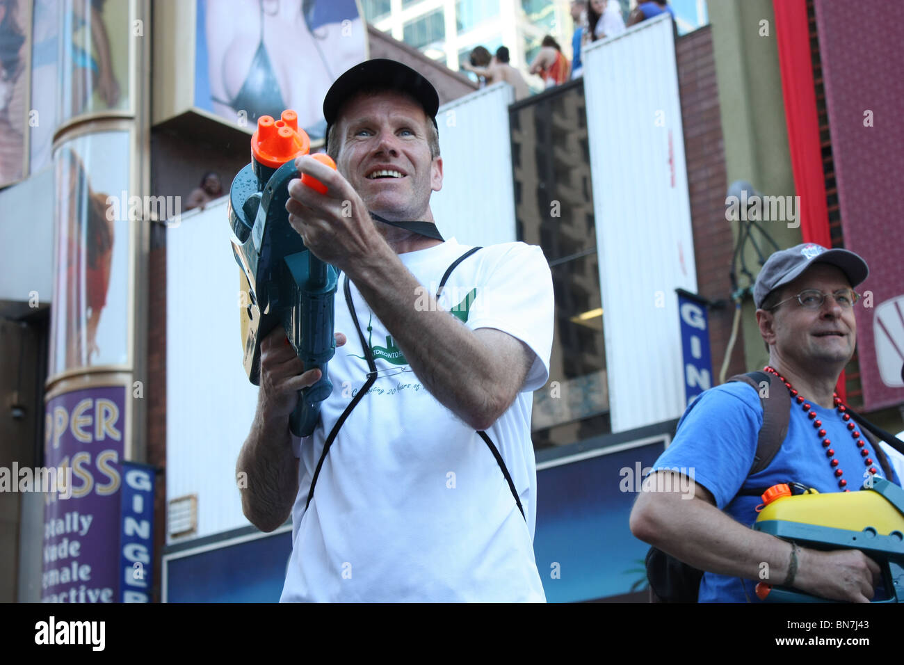 weißer Mann Watergun Sommer-Straßenfest Stockfoto