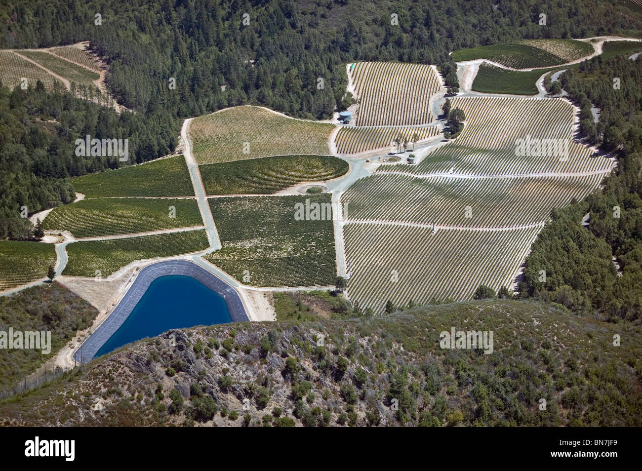 Luftaufnahme über Bewässerung Reservoir Weingarten Lake county Nordkalifornien Stockfoto