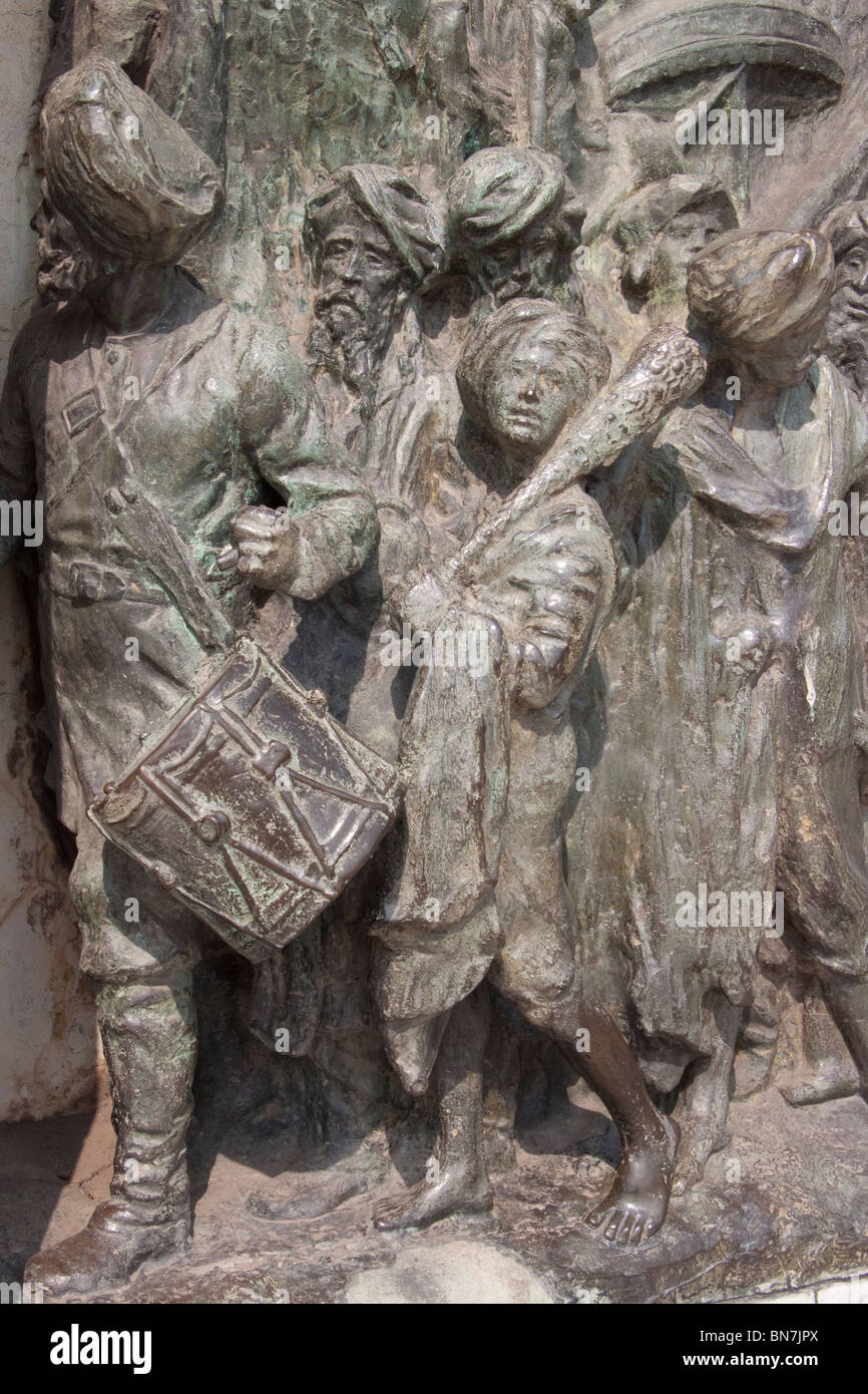 Detail der Bronze-Panel ausgeführt durch Sir John R.A. Goscombe, Victoria Memorial - Kolkata (Kalkutta), West Bengal, Indien. Stockfoto