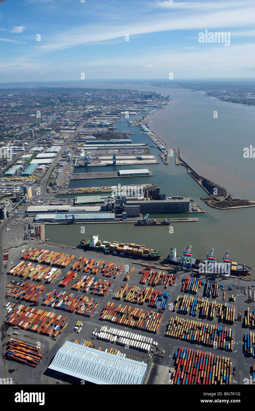 Liverpool Docks und den Fluss Mersey aus der Luft, North West England, mit der Stadt hinter Stockfoto