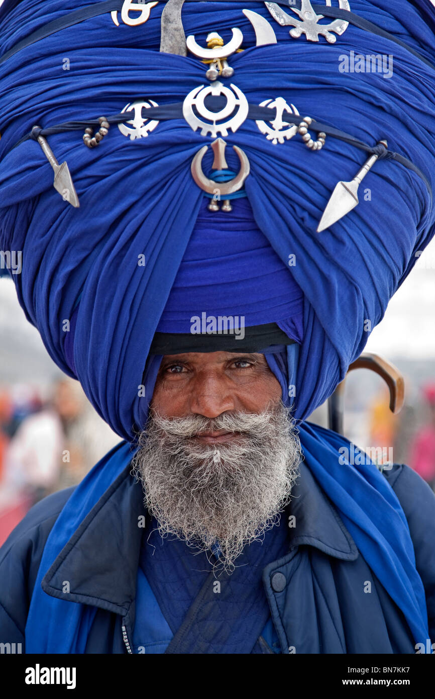 Sikh Mann mit riesigen Turban. Der Goldene Tempel. Amritsar. Punjab. Indien Stockfoto