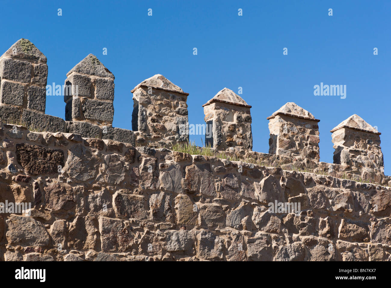 Avila, Provinz Ávila, Spanien. Detail der Stadtbefestigung. Wehrgang oder Crenelation entlang der Wand. Stockfoto