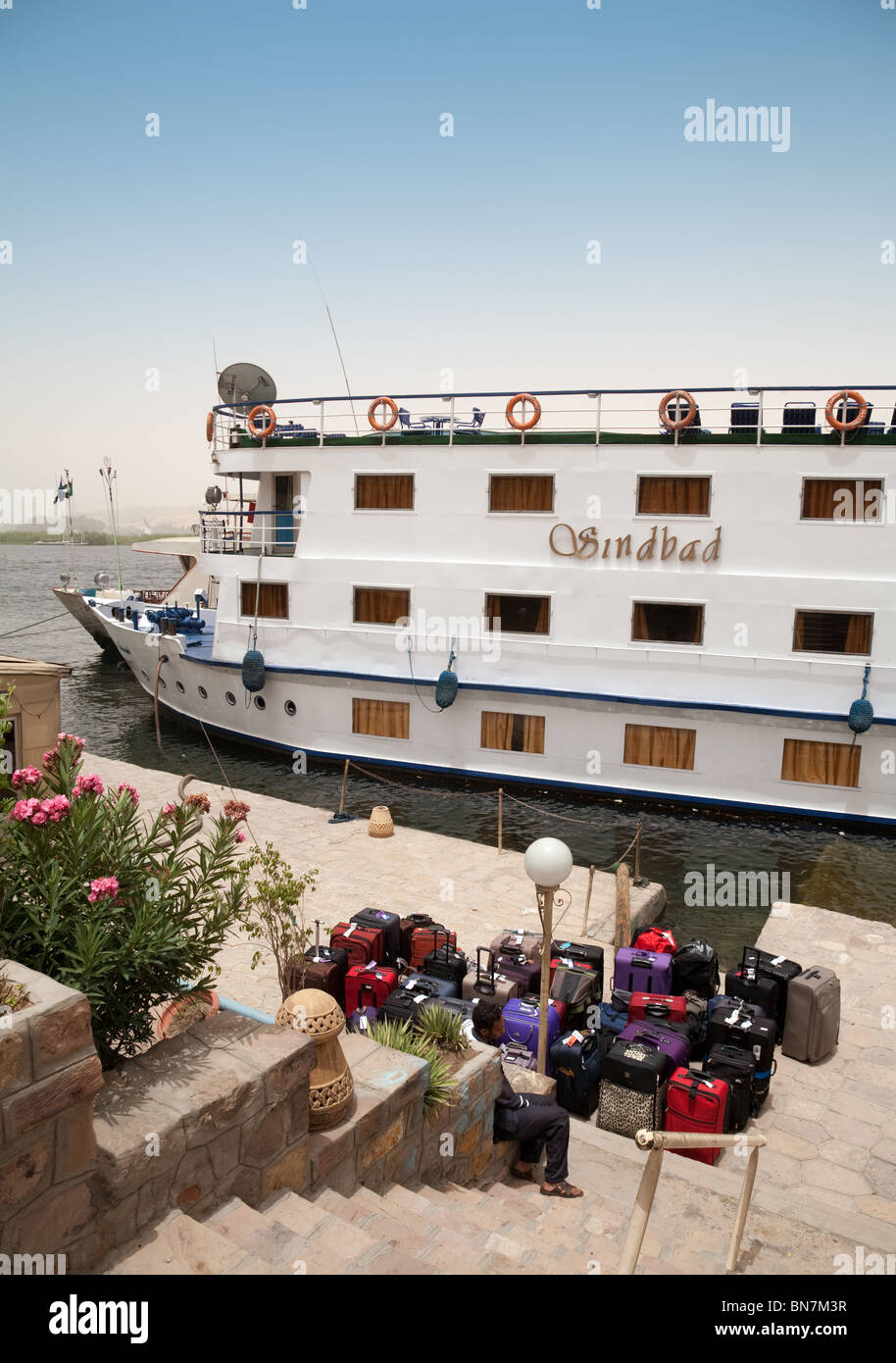Ägypten-Tourismus; Touristengepäck, das auf die Einschiffung auf einem Schiff für eine Nil-Kreuzfahrt wartet, Nilfluss in Assuan, Oberägypten-Afrika Stockfoto