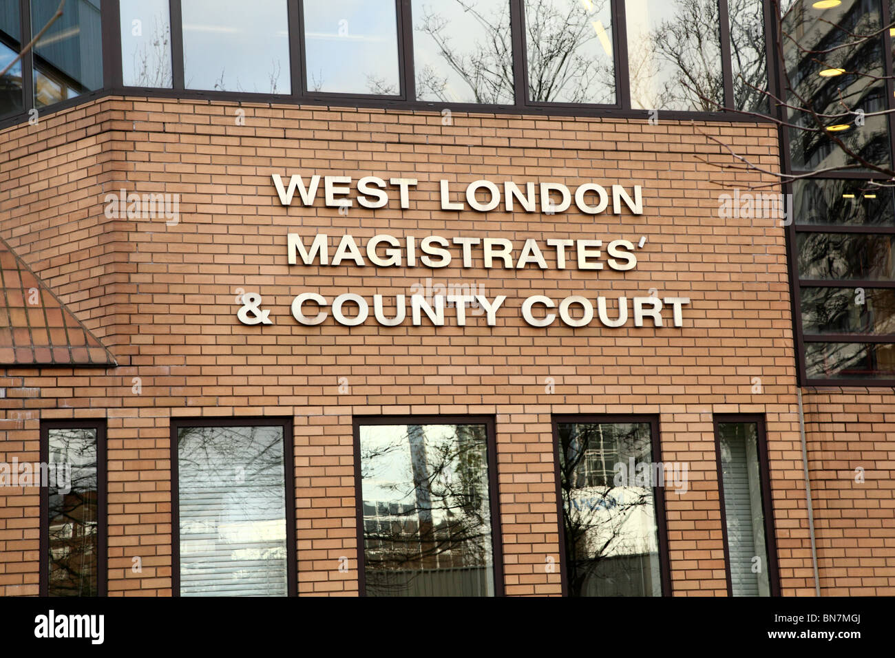 Ansicht von West-London Magistrates und Amtsgericht, Hammersmith, London, W6. Stockfoto