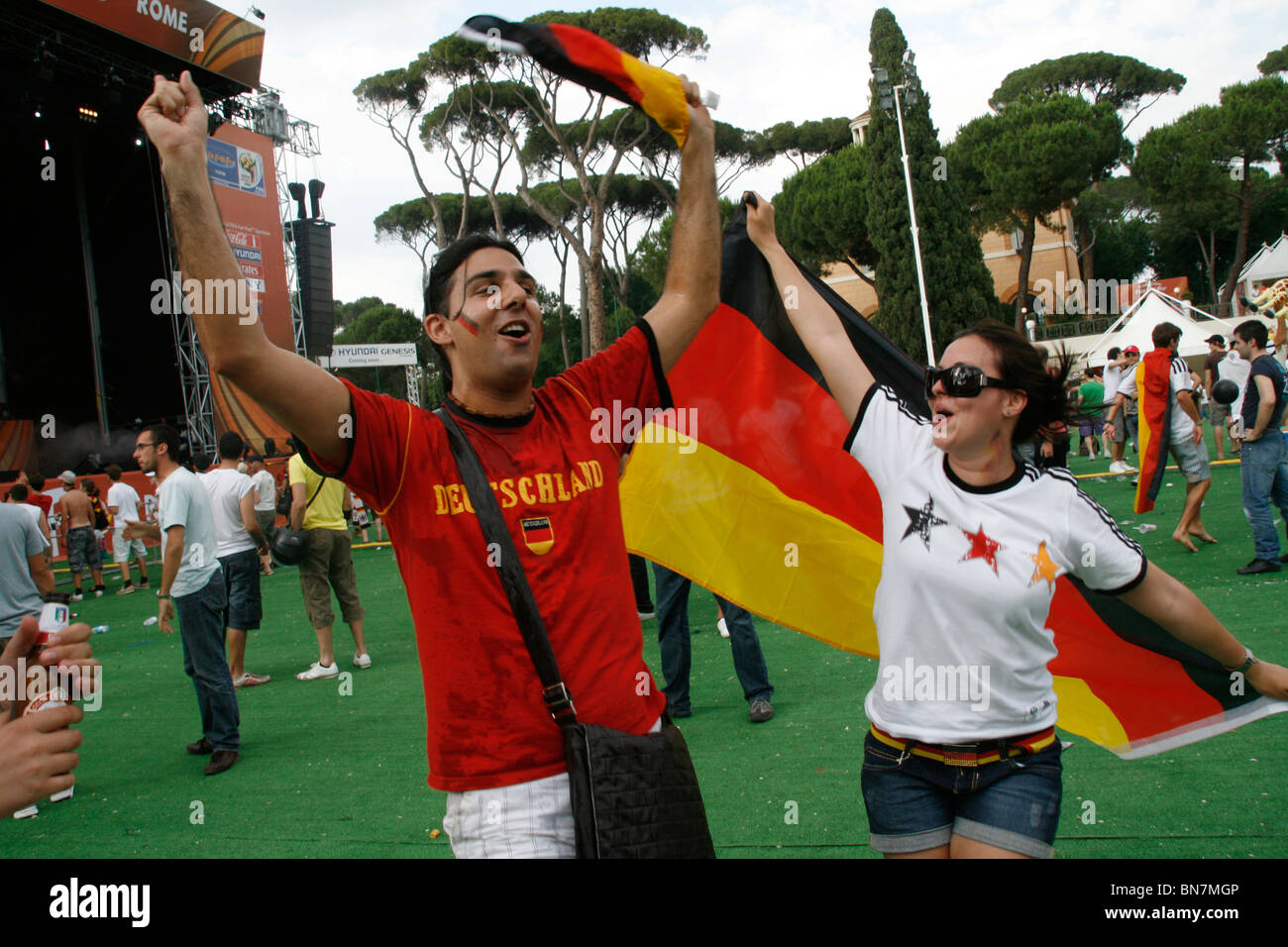 deutsche Fans feiern den Sieg über England im Welt Cup Fan Fest Village in Rom, Italien-27June 2010 Stockfoto