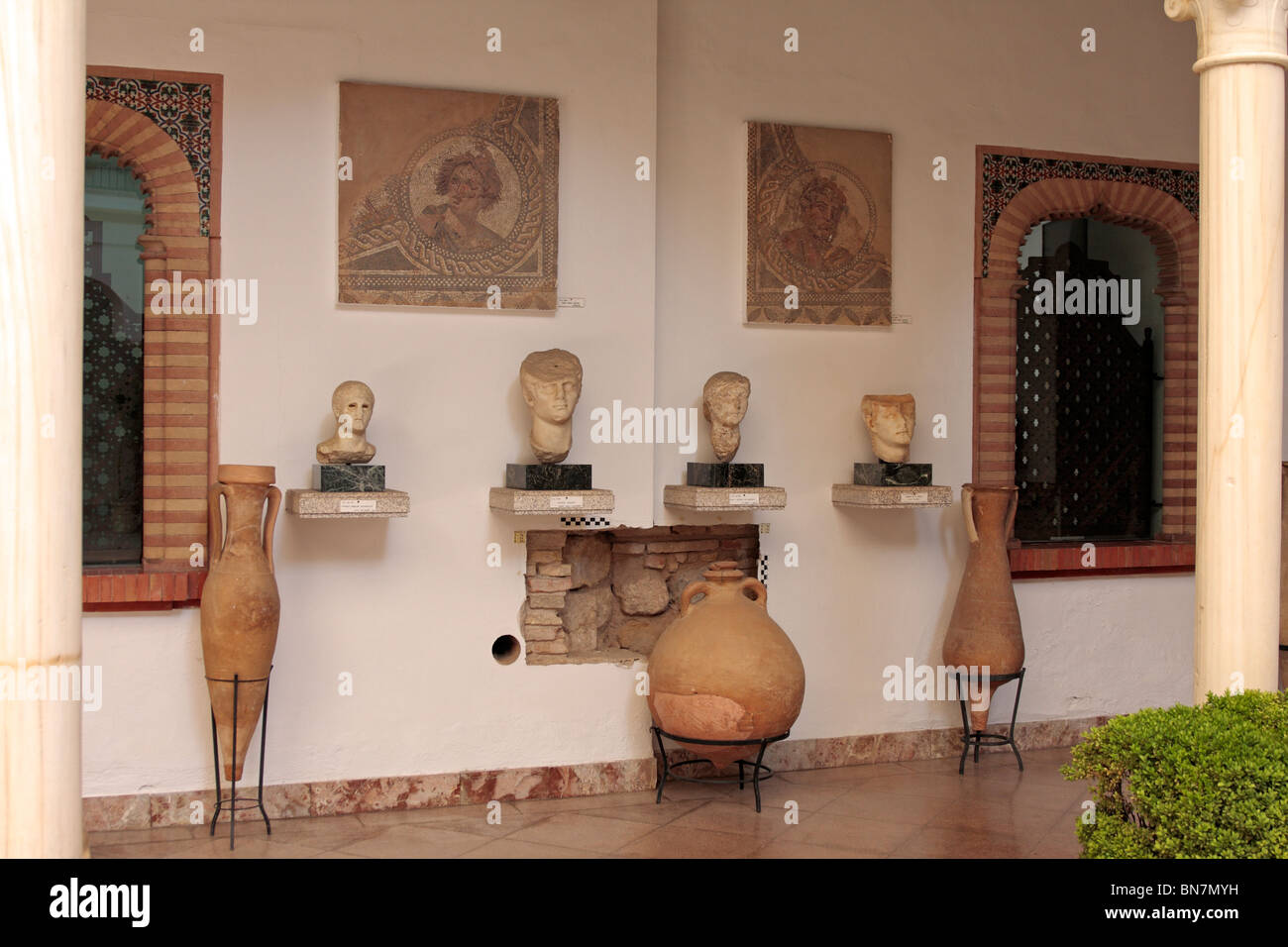 Römischen Büsten, Mosaiken und Amphoren in der archäologischen und Ethnogological Museum in Cordoba Andalusien Spanien Europa angezeigt Stockfoto