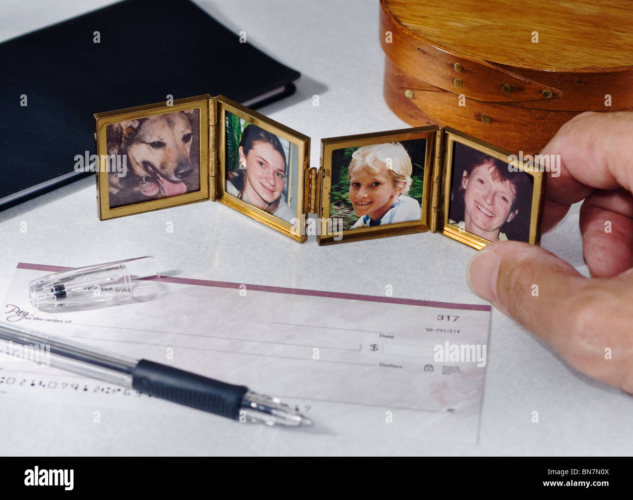 Nahaufnahme der Hand Check Blick auf Familienfotos zu unterzeichnen Stockfoto