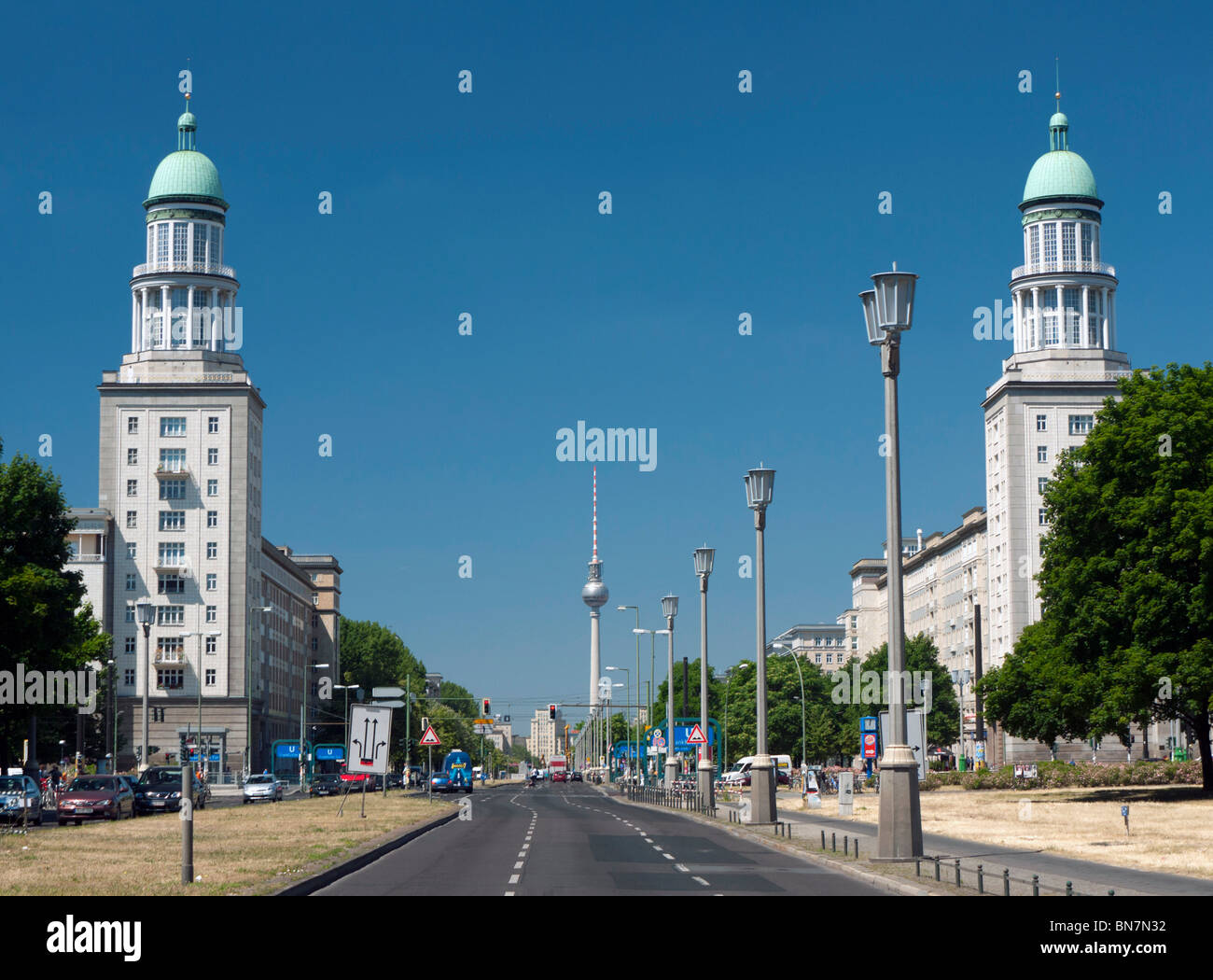 Blick entlang der historischen Karl-Marx-Allee in Richtung Frankfurter Tor in Berlin Deutschland Stockfoto