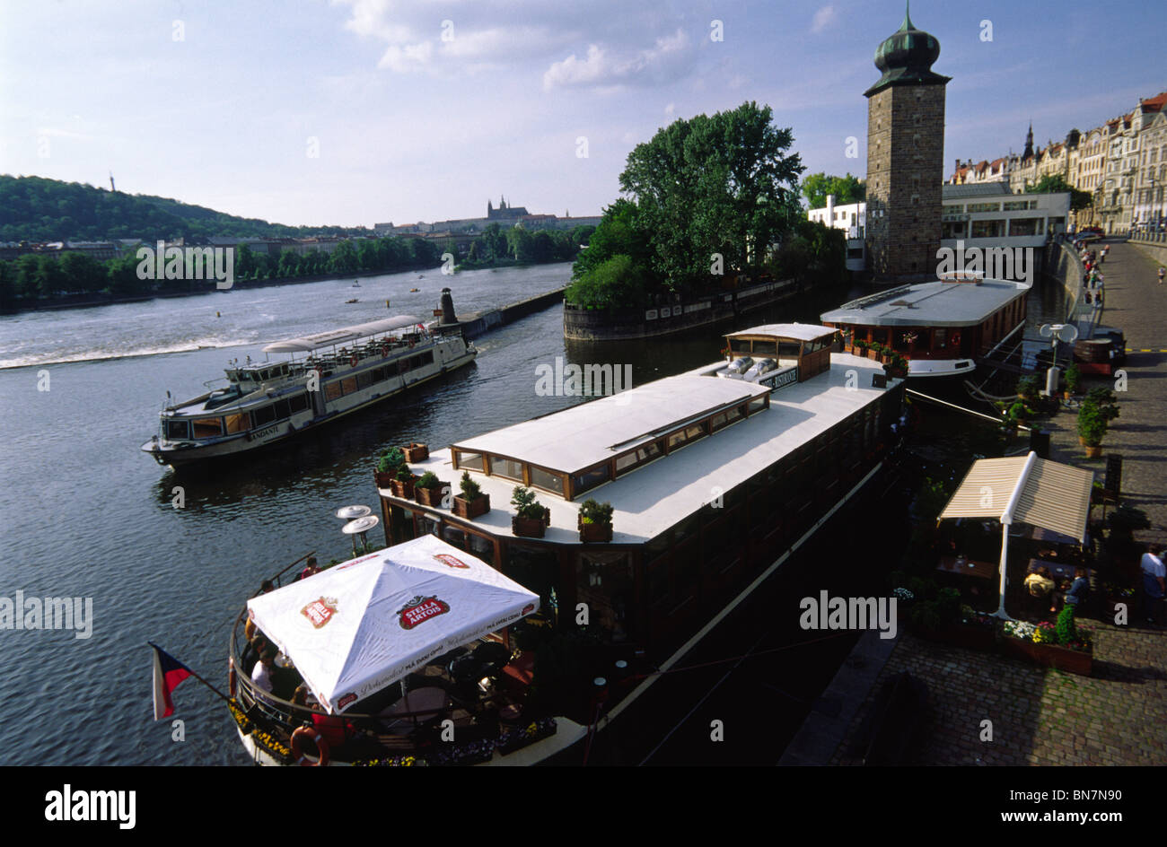 Tschechische Republik. Prag. Juni 2010. Boot-Restaurants am Masarykovo Nabrezi vor der Manes Gebäude, im Jahre 1930 eröffnet. Stockfoto