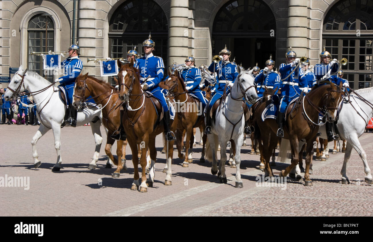 Die schwedischen Royal Guard an die tägliche Wachablösung im königlichen Palast in Stockholm. Stockfoto
