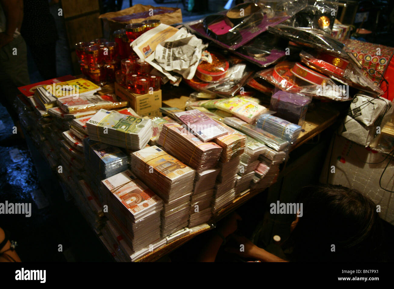 Falschgeld-Usaed für das Brennen für Glück in Vietnam Stockfoto