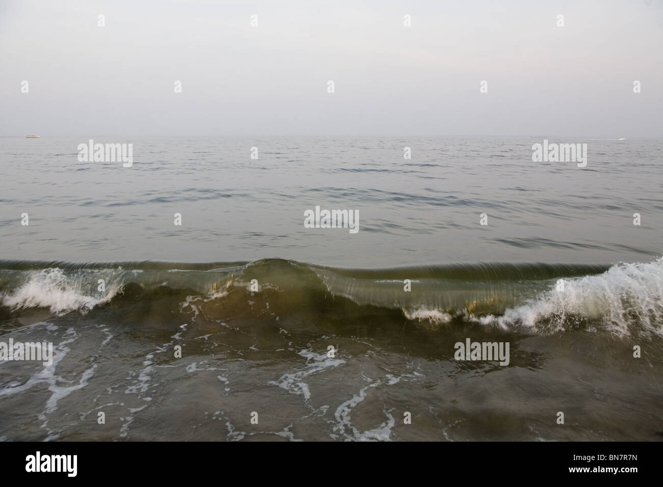 Brechende Welle aus Brighton Beach Brooklyn, NY. Stockfoto