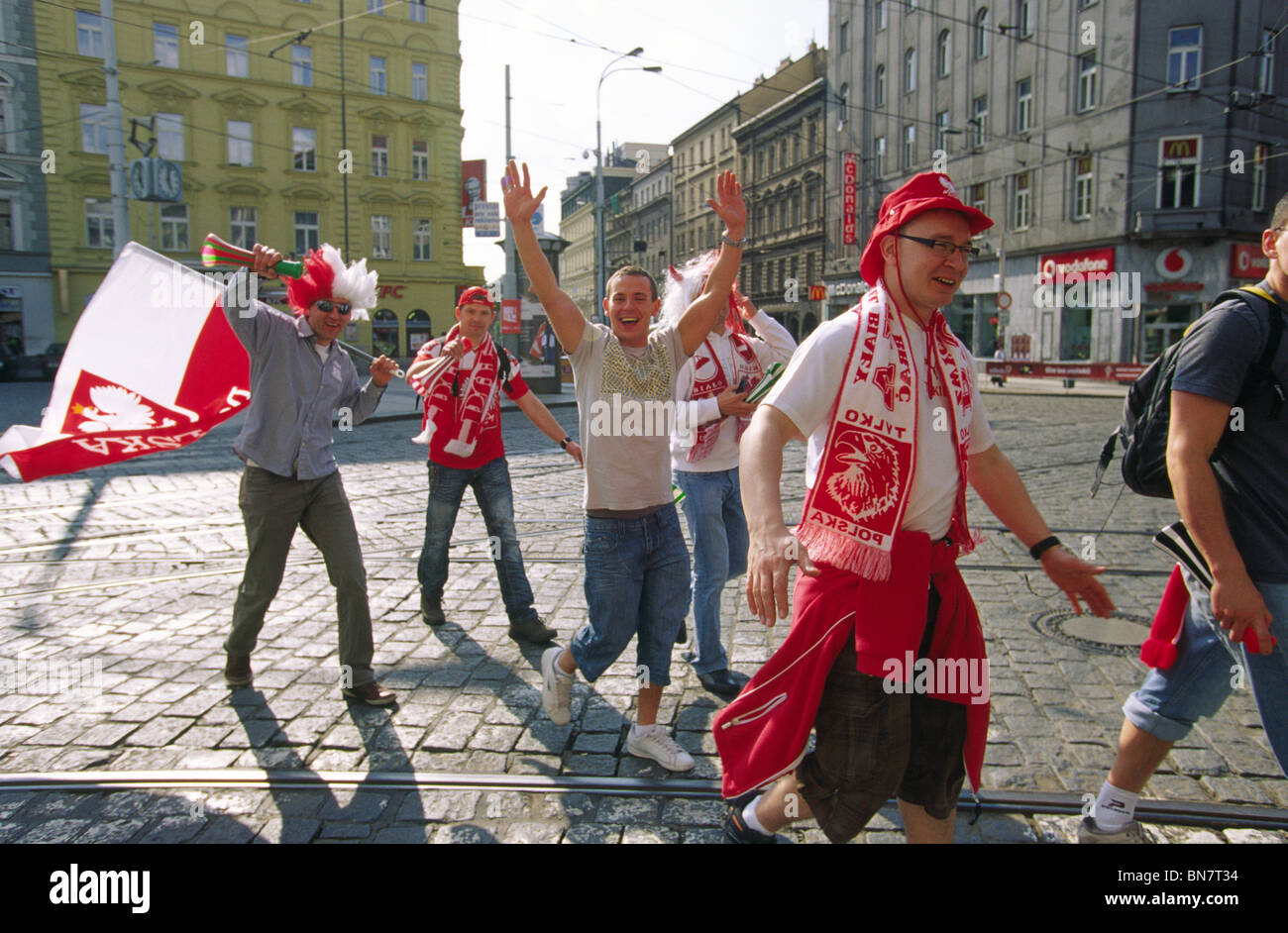 Tschechische Republik. Prag. Juni 2010. Polnischen Fußball-Fans in der Nähe von u-Bahnstation i.p. Pavlova (Jugoslavska Straße) Stockfoto