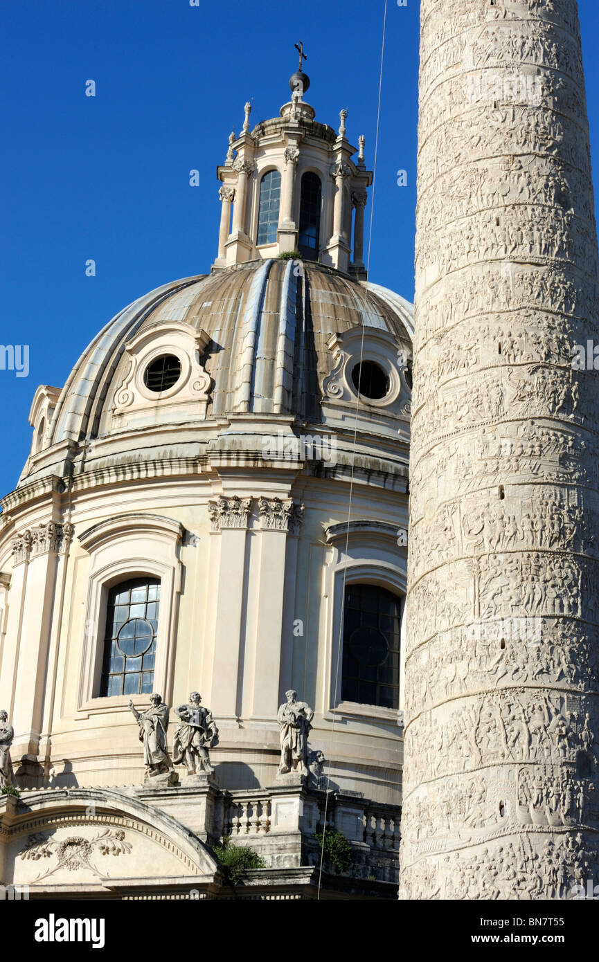 Trajans Spalte und Santissimo Nome di Maria al Foro Traiano off nur Piazza Venezia in Rom, Italien Stockfoto