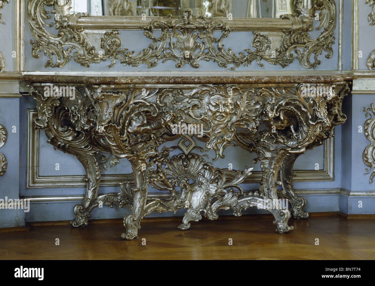 Rokoko vergoldetem Silber Konsolentisch 1739 von Francois de Cuvillies (1695-1768) Spiegelsaal, Amalienburg, München, Deutschland. Stockfoto