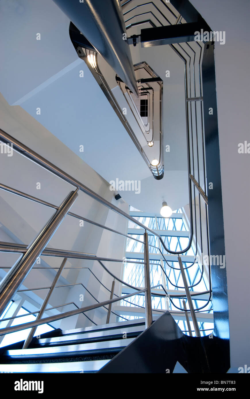 Moderne Architektur-Treppe nach oben Stockfoto