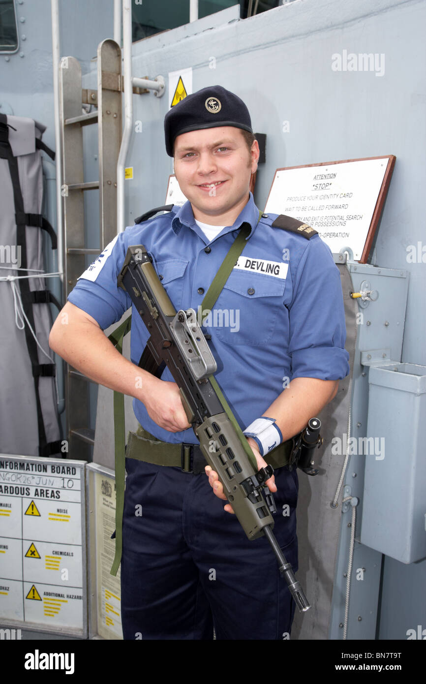 Able Seaman bewaffnete Wache tragen die britischen Streitkräfte SA80 Gewehr an Bord ein Schiff der Royal Navy in Großbritannien Stockfoto