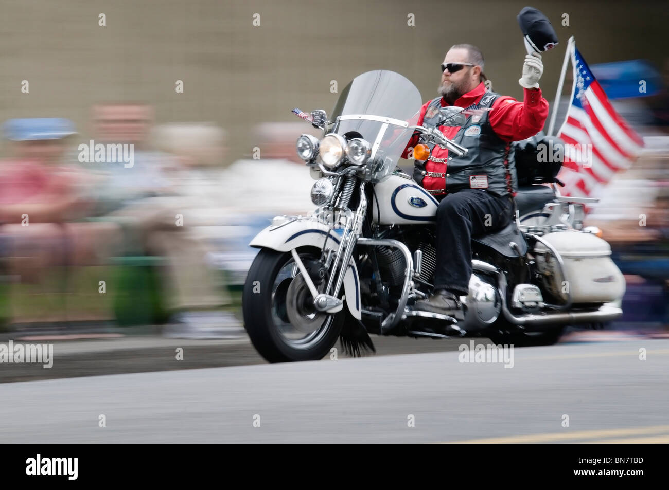 Harley Motorradfahrer Tipps seinen Hut in Salut, wie er das Publikum auf dem 4. Juli Parade in Tumwater, Washington unterhält. Stockfoto