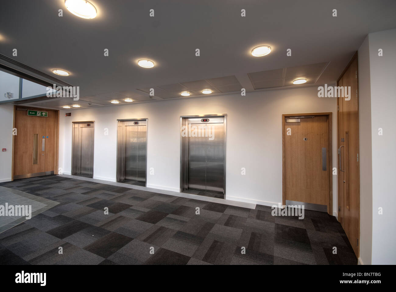 Aufzugstüren im modernen Büro-Empfangsbereich Stockfoto