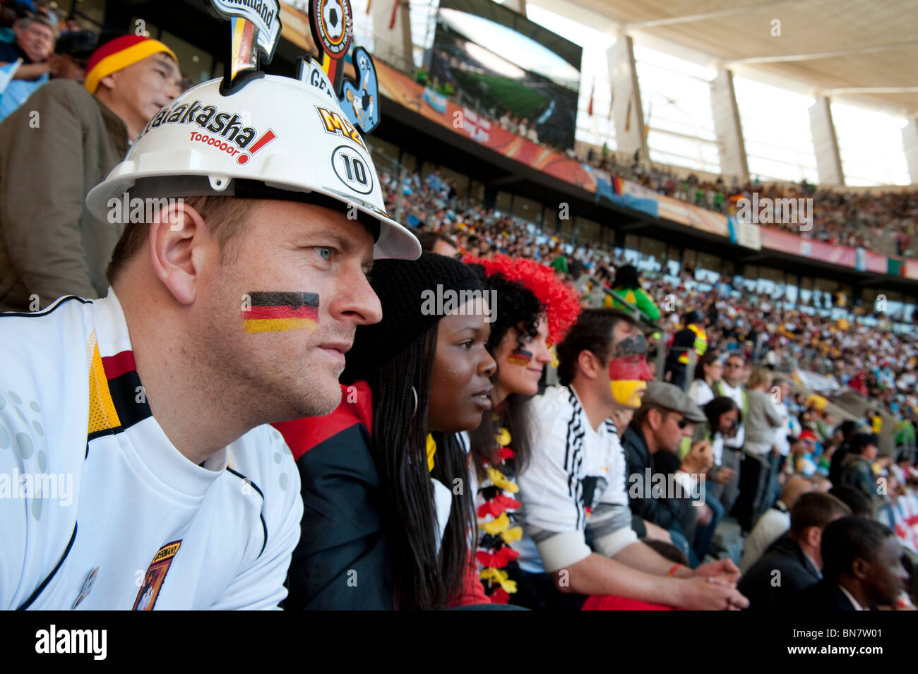 Deutsche Fußball-Anhänger mit Makarapa WM 2010 Cape Town in Südafrika Stockfoto