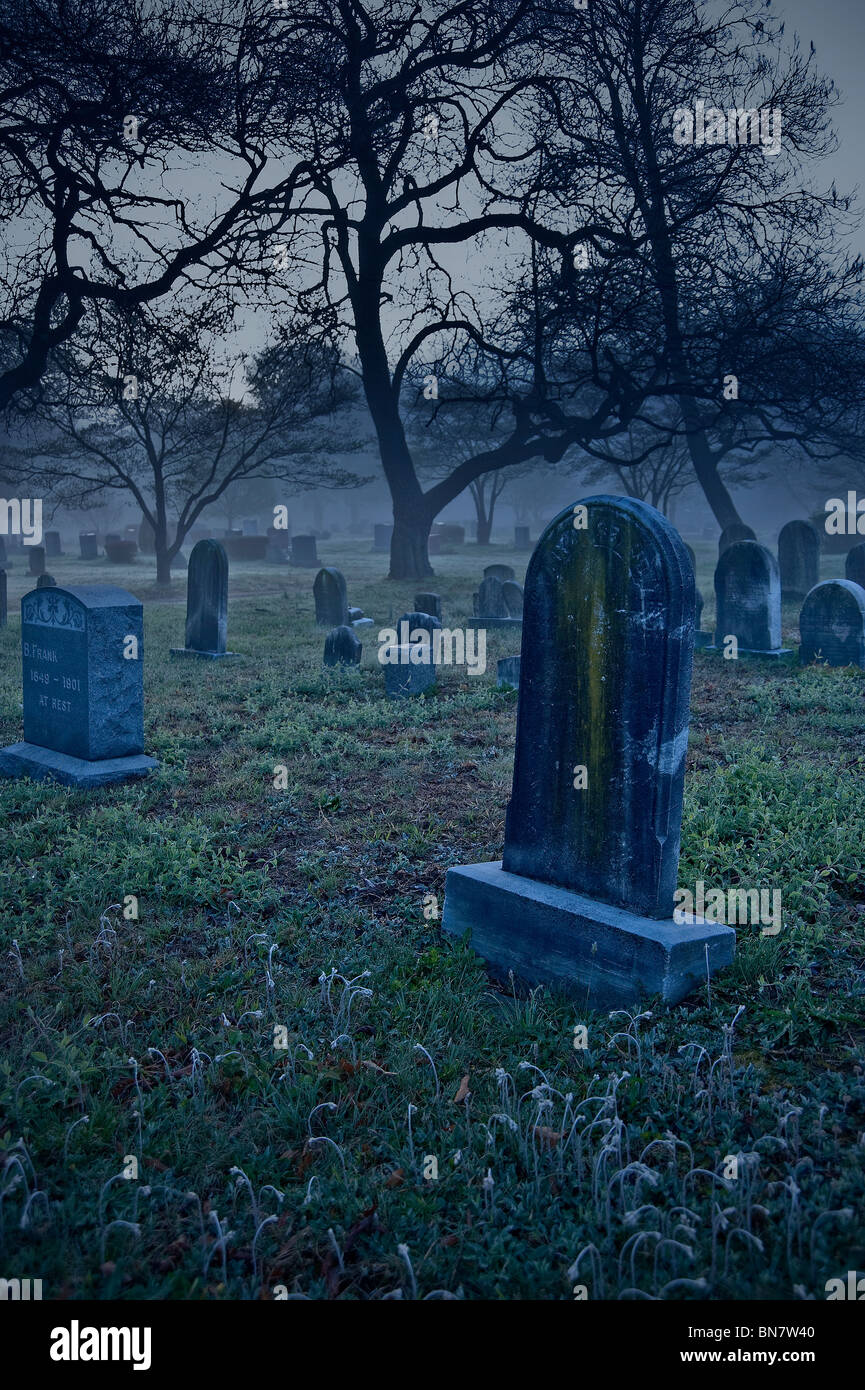 Friedhof In den späten Abend mit Nebel, Pennsylvania, USA Stockfoto