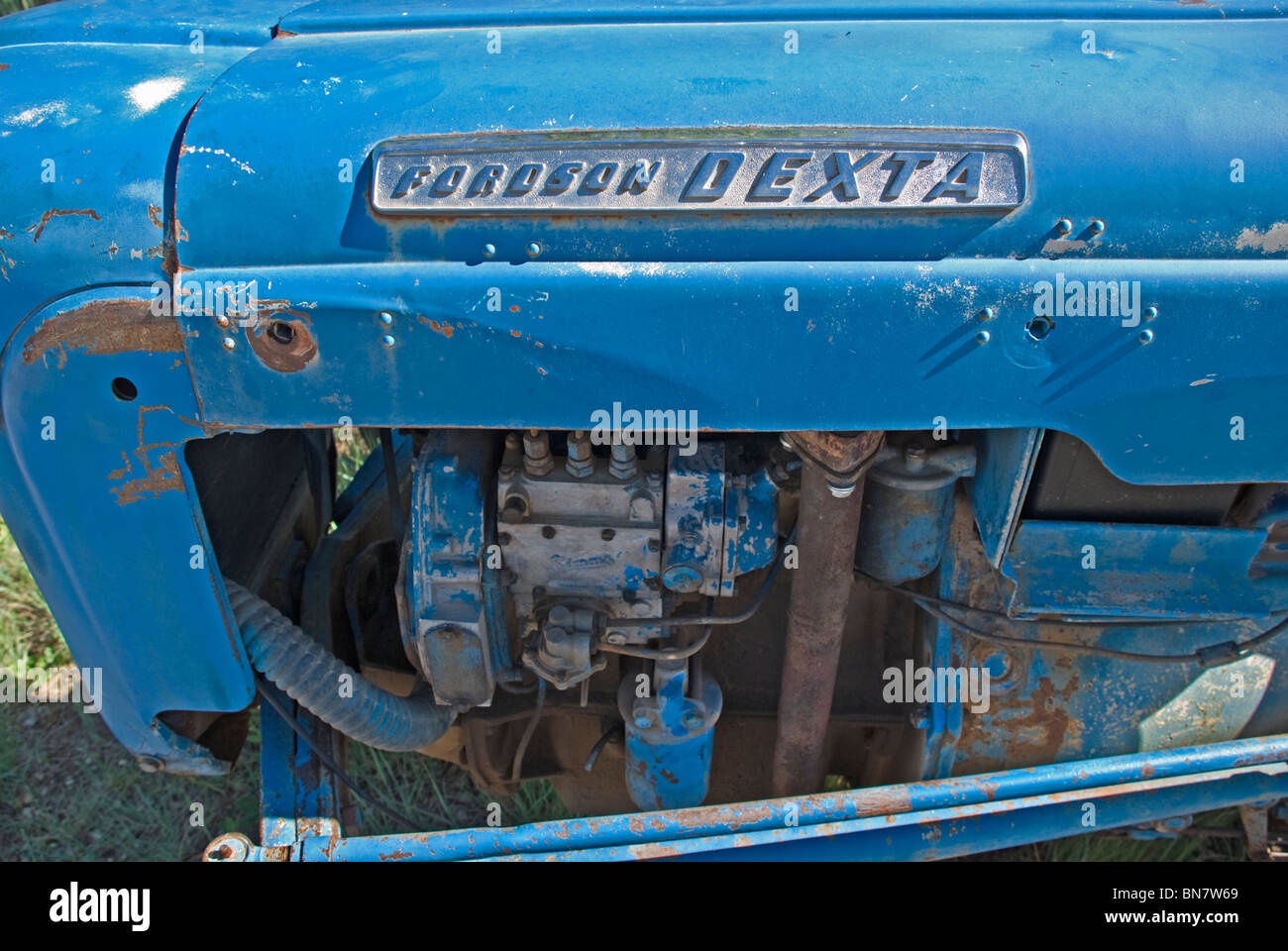 Traktoren erfreuen das Auge des gelegentlichen Passanten in einem Privathaus in Corona, New Mexico. Stockfoto