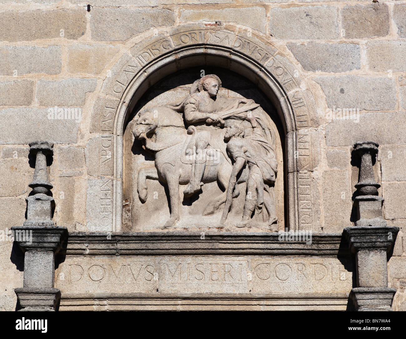 Avila, Provinz Ávila, Spanien. Relief des Heiligen Martin von Tours seinen Mantel in zwei Hälften schneiden, mit einem Bettler zu teilen, Stockfoto