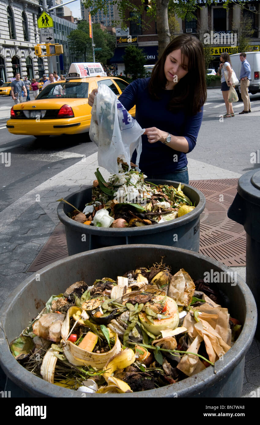 Union Square, New York, 2009 - junge Frau, die Entleerung einer Tasche von Speiseresten in Kompost Haufen auf ein Outdoor-Bauernmarkt. Stockfoto