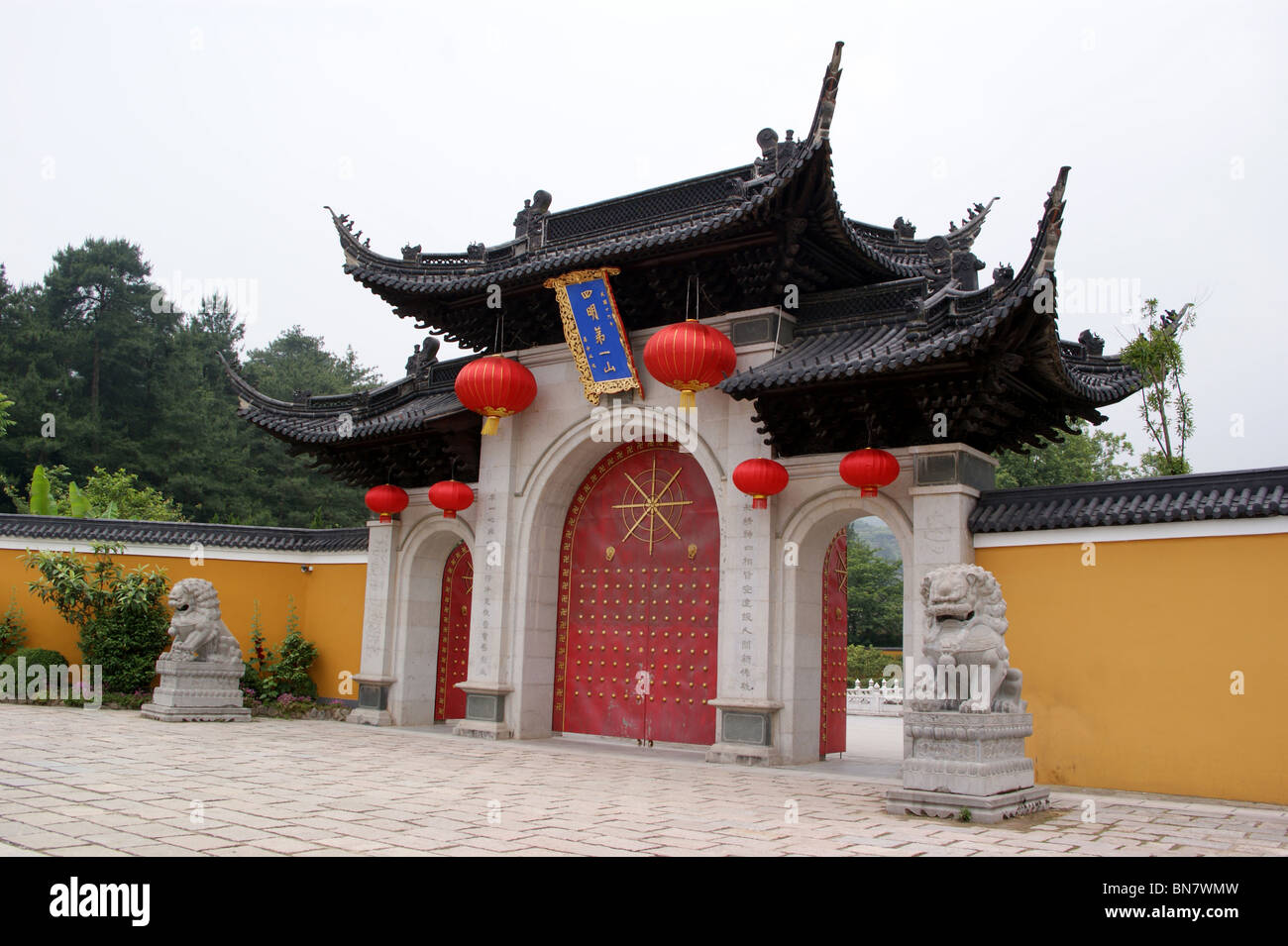 Berg-Tor, Xuedou buddhistische Tempel, Xikou, Zheijang Provinz, China 2010 Stockfoto