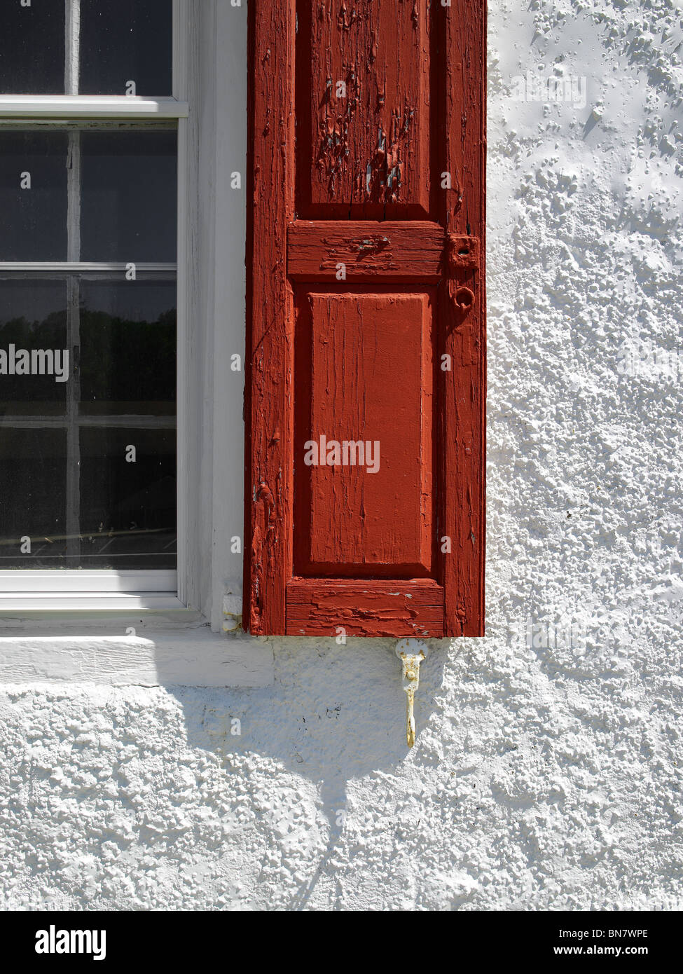Roten Auslöser, Fenster & weißen Stuck Wand, Pennsylvania USA Stockfoto