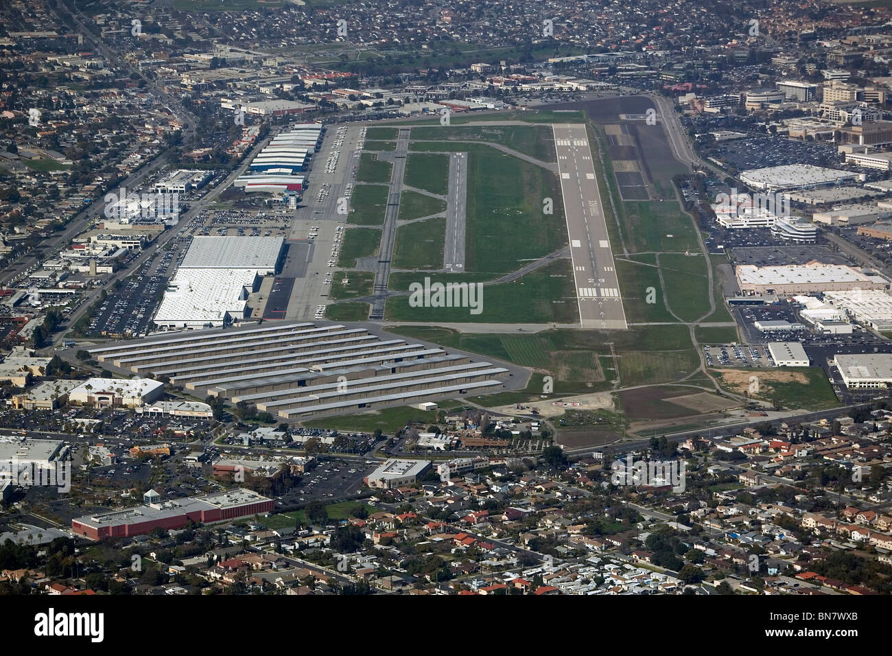Luftbild oben Zamperini Field Start-und Landebahnen Torrance Flughafen in Kalifornien Stockfoto