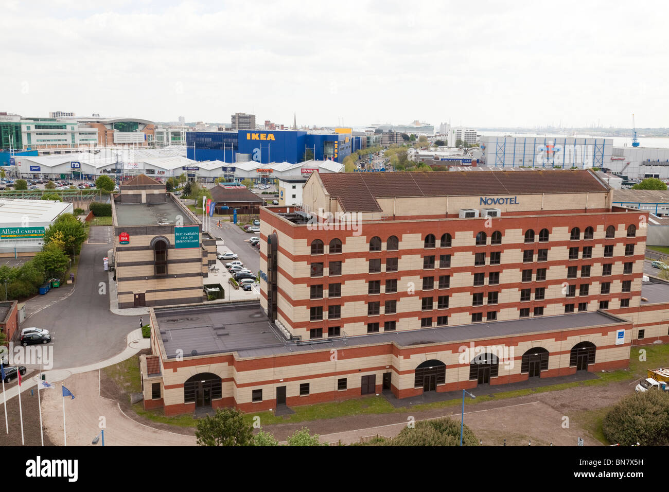 Hohen Blick auf Novotel und Ibis Hotel in Southampton West Quay Stockfoto