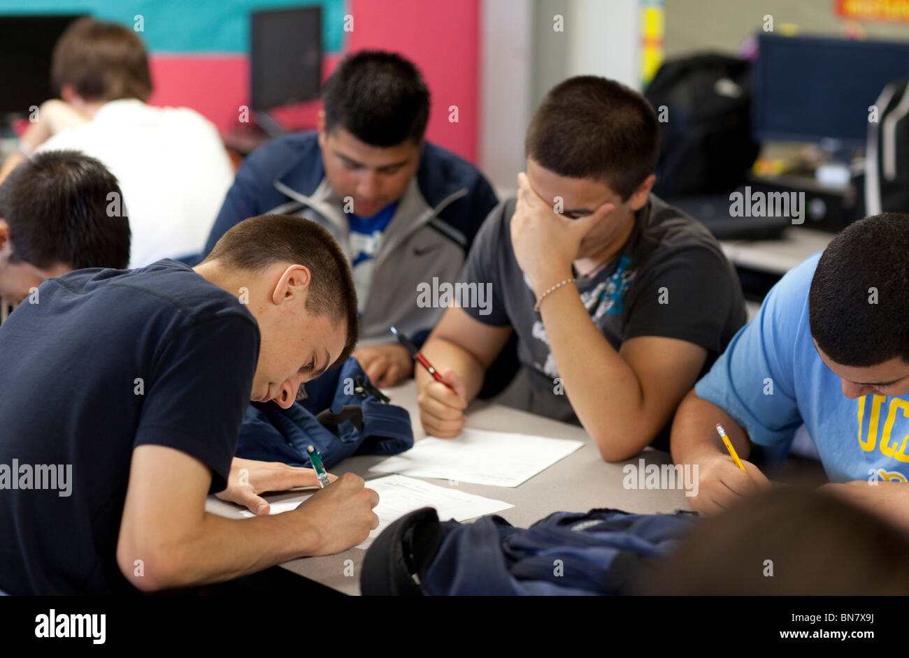 Schüler nehmen eine schriftliche Prüfung in Mathematik, Technik, Technologie und Wissenschaft Akademie (METSA) am Gymnasium r.l. Turner Stockfoto